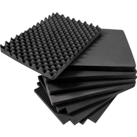 Stapel von schwarzen Schaumstoffmatten, überwiegend mit welligem Design, die zur Schalldämpfung oder Verpackung genutzt werden.